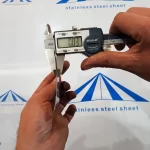 نشان دادن ضخامت ورق فلز استیل ضد زنگ با کولیس دیجیتالی